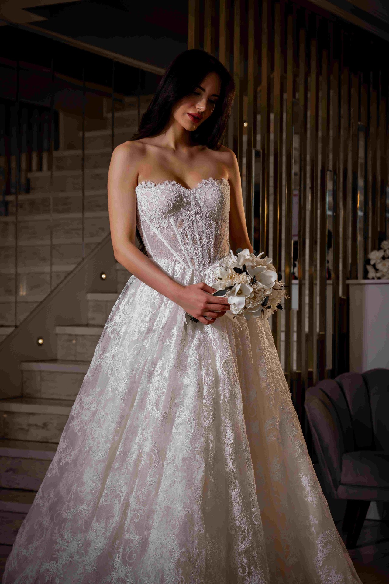 Klassisches Brautkleid mit Brautstrauß