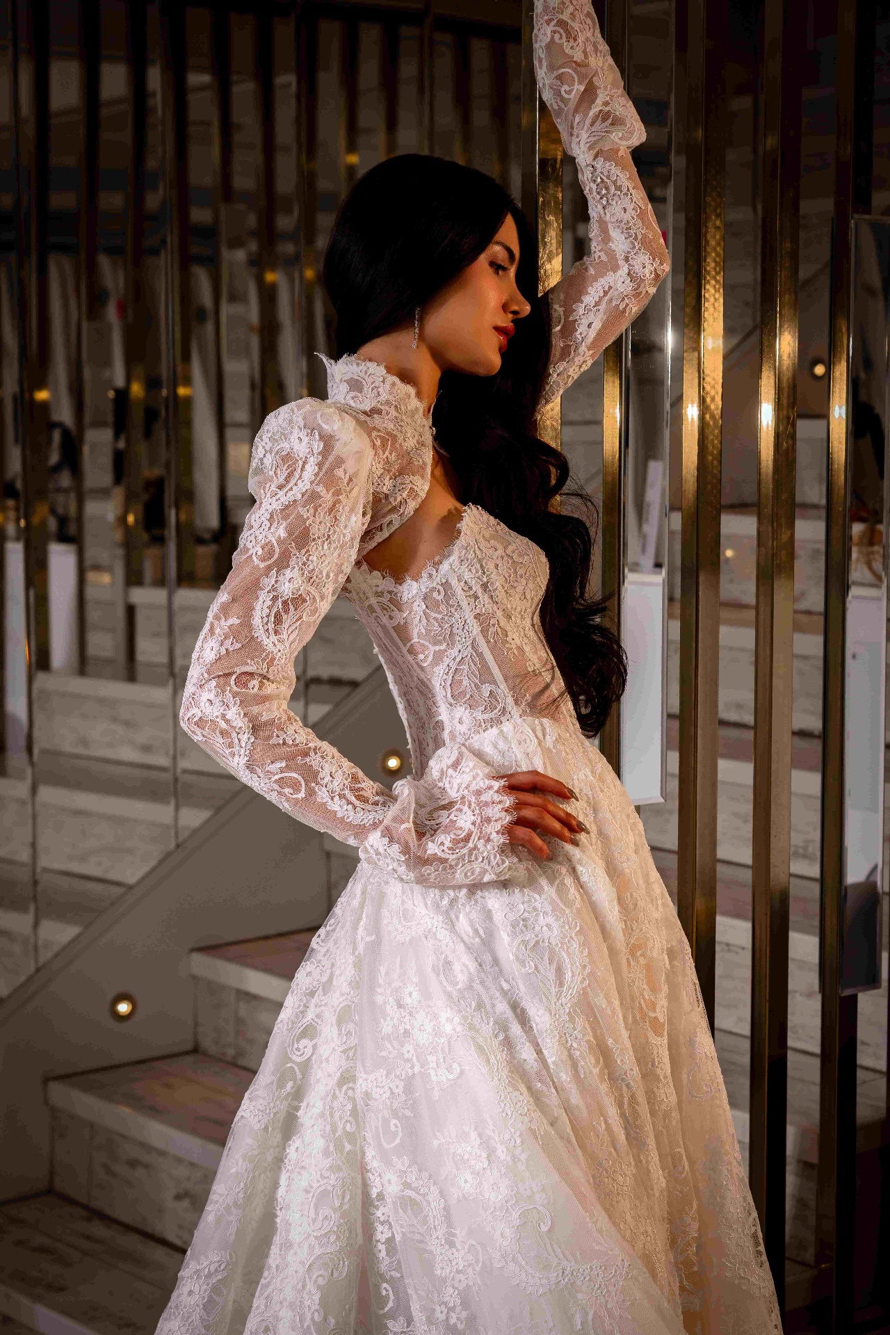 Brautkleid mit Langarm-Spitze Seitenansicht