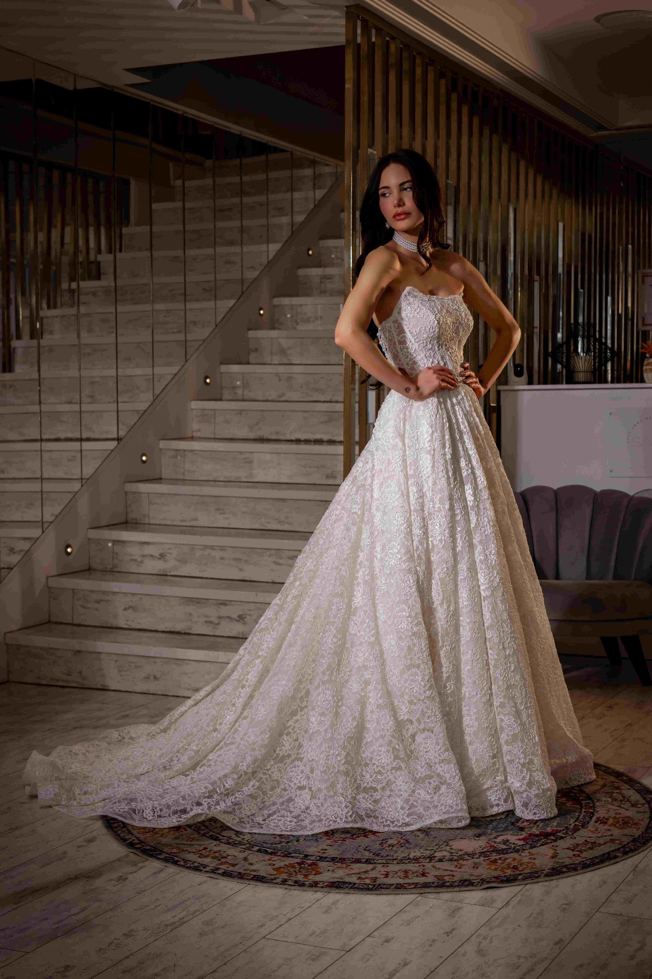 Brautkleid mit langer Spitzenschleppe
