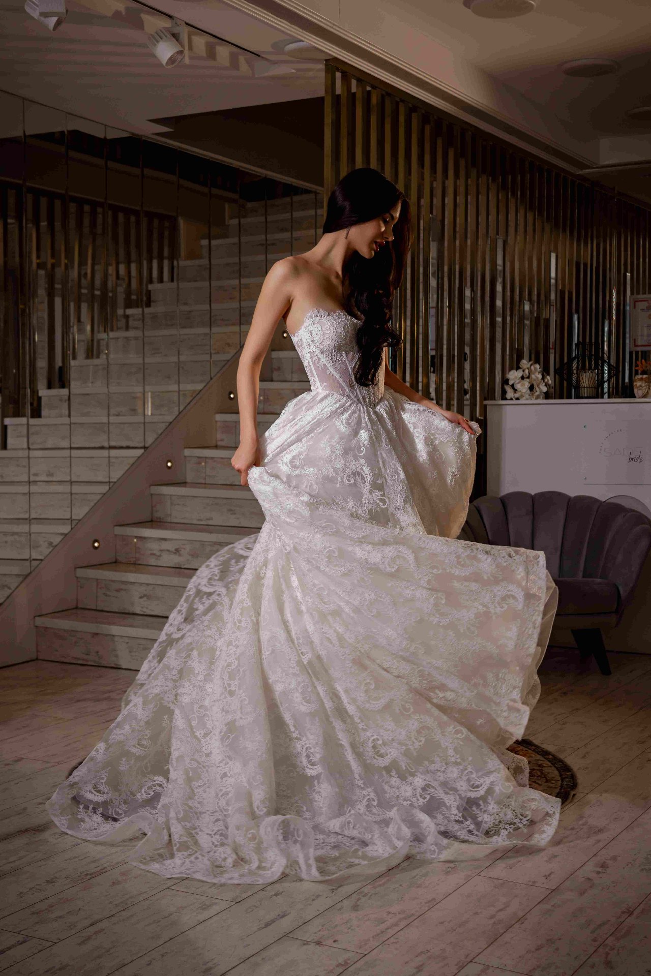 Brautkleid tanzend mit Schleppe